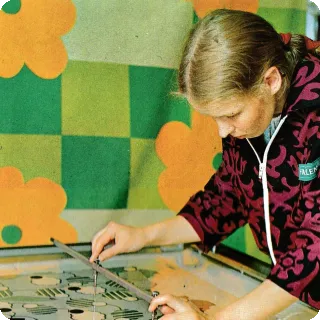 Kuva piirtämöstä Helenius-esitteestä 1974. Kuka kuvassa?